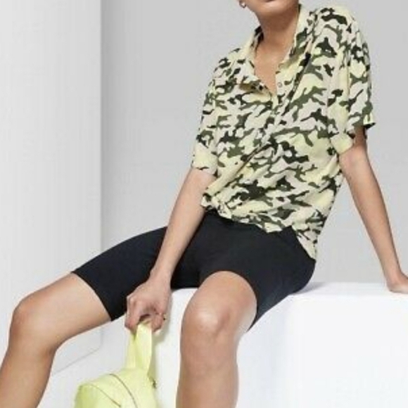 *NEW! CAMOUFLAGE BUTTON DOWN HIGH LOW COLLARED SHORT SLEEVE TOP SIZE XS - Picture 1 of 10